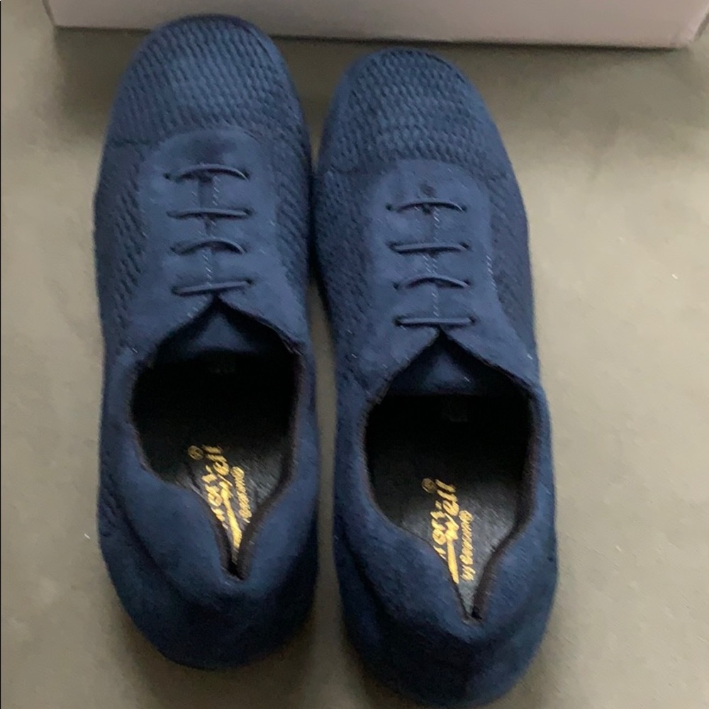 2🚩$15 when bundled.  Comfort-Well NEW in box sneakers size 9 Navy